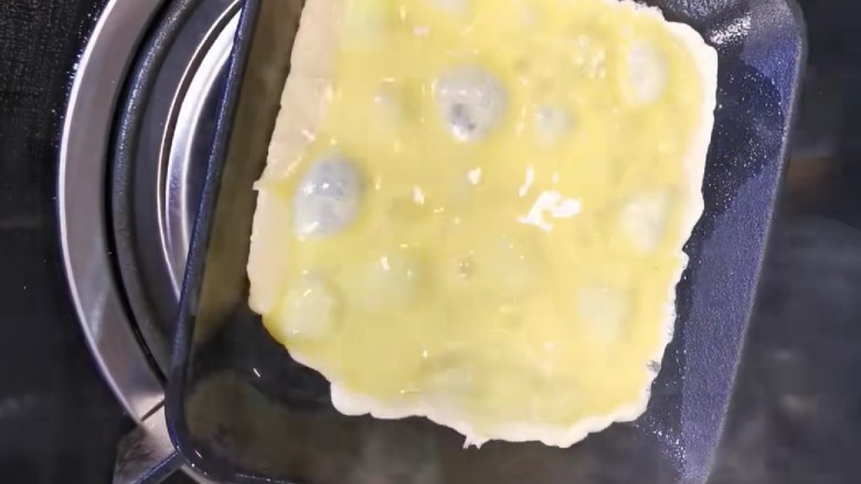 铁板日本豆腐,准备一个铁盘加热,倒入油,把多余的油倒出去,把打好的一个<a style='color:red;display:inline-block;' href='/shicai/ 9'>鸡蛋</a>倒入里面。