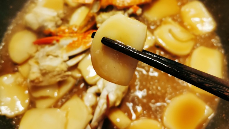 螃蟹炒年糕,煮至年糕变软 汤汁浓稠