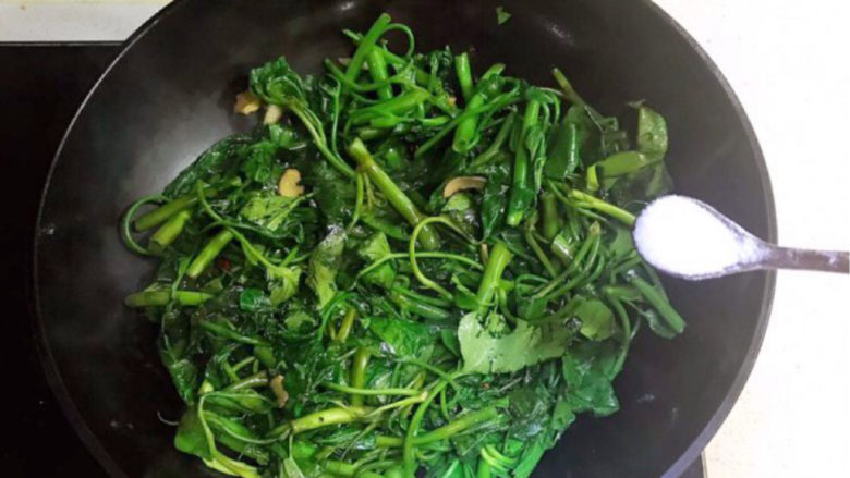 蒜蓉空心菜,加入精盐,翻炒均匀即可