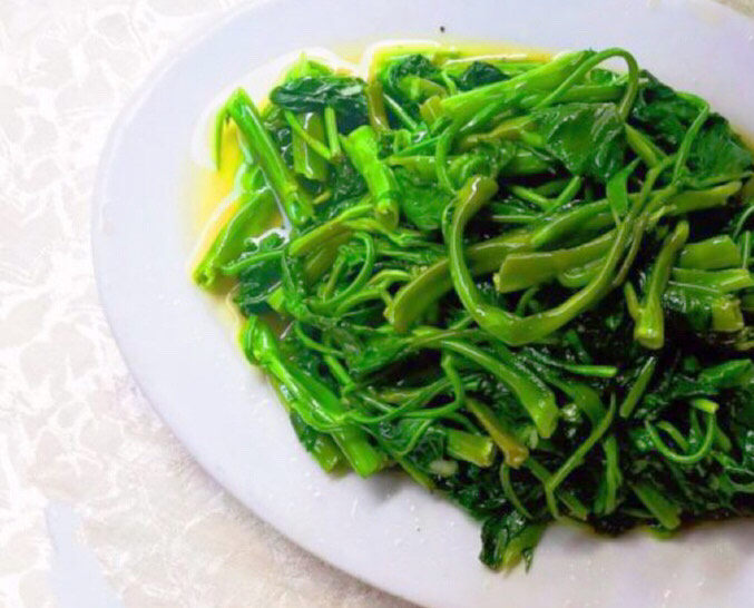蒜蓉空心菜,蒜蓉空心菜清淡爽口,蒜香浓郁,特别适合夏季食用~