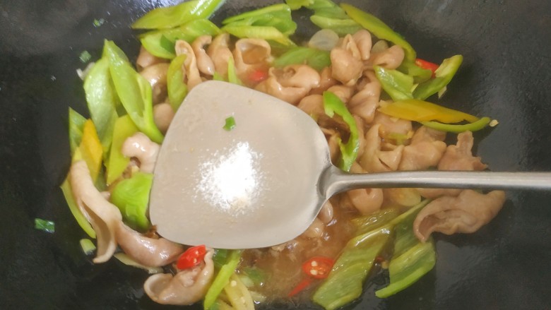 尖椒肥肠,适量盐