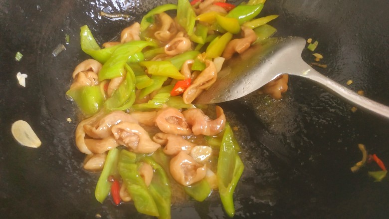 尖椒肥肠,大火翻炒均匀关火出锅