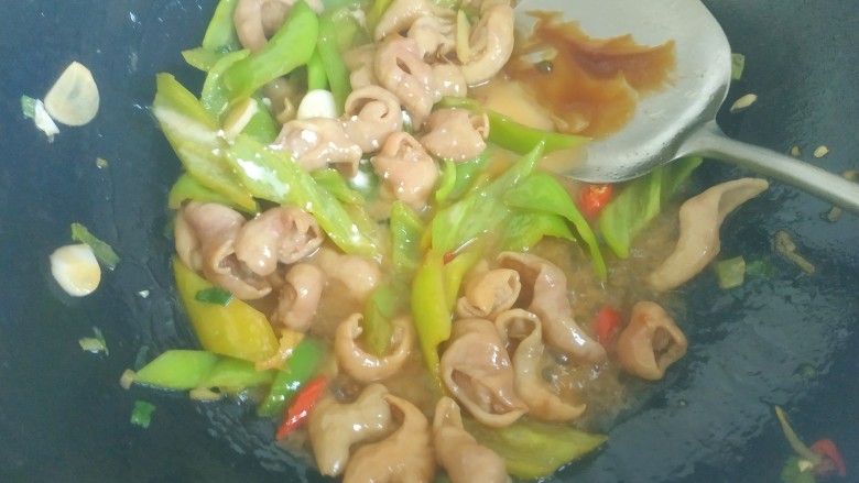 尖椒肥肠,加入水淀粉