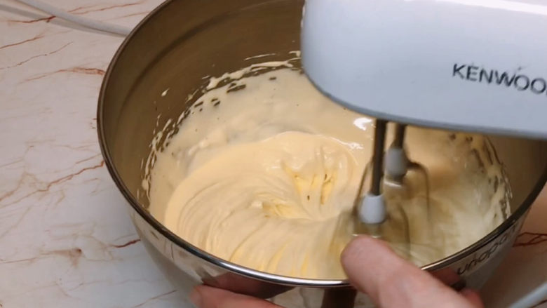 虎皮蛋糕卷,纹路越来越明显时,要经常停止打蛋器,观察面糊状态