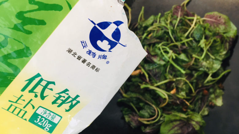 清炒苋菜,放盐，根据口味加适量，即可