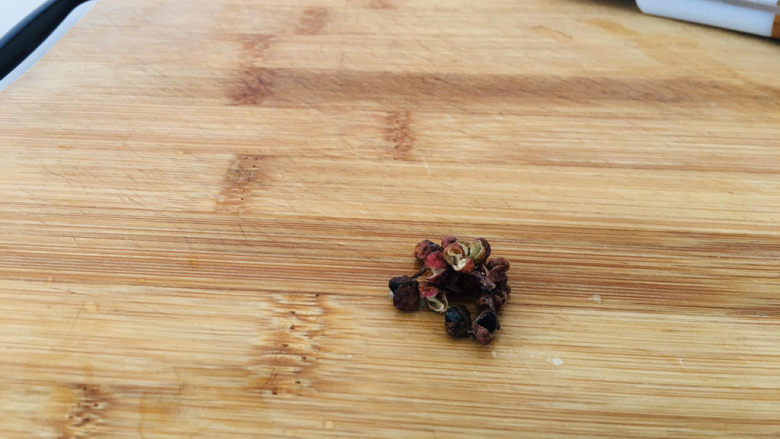 清炒苋菜,花椒洗净,备用