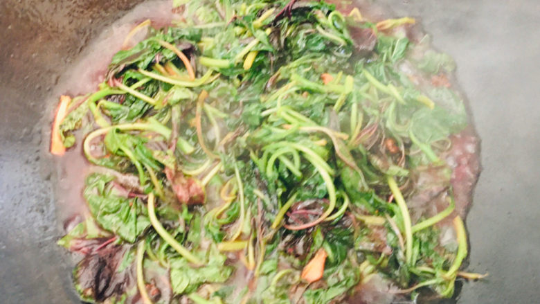 清炒苋菜,大火翻炒,出锅。(喜欢泡红苋菜水的可以适量加少许水煮开,根据个人喜爱,可加可不加)