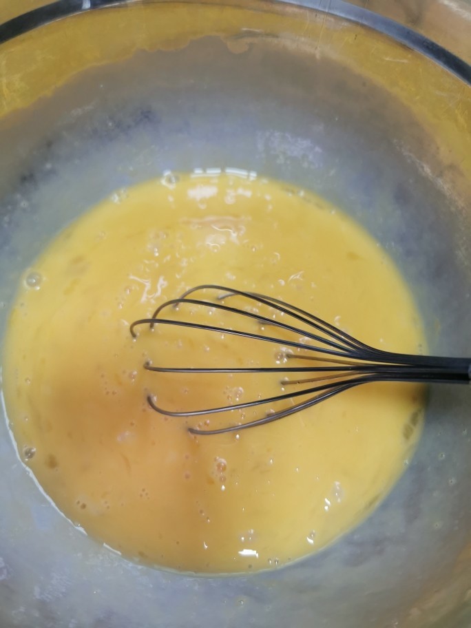 榴莲千层蛋糕,鸡蛋全部打入一个干燥的大碗里,用手动打蛋器打散,不要太过用力打,打出好多大泡泡就不美了