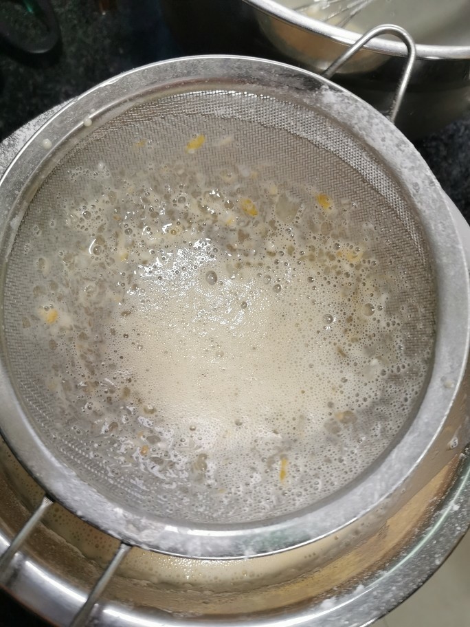 榴莲千层蛋糕,混合好的面糊至少过滤两次,这个很重要,这个过程千万别偷懒哈,这样剪出来的千层皮才光滑细腻