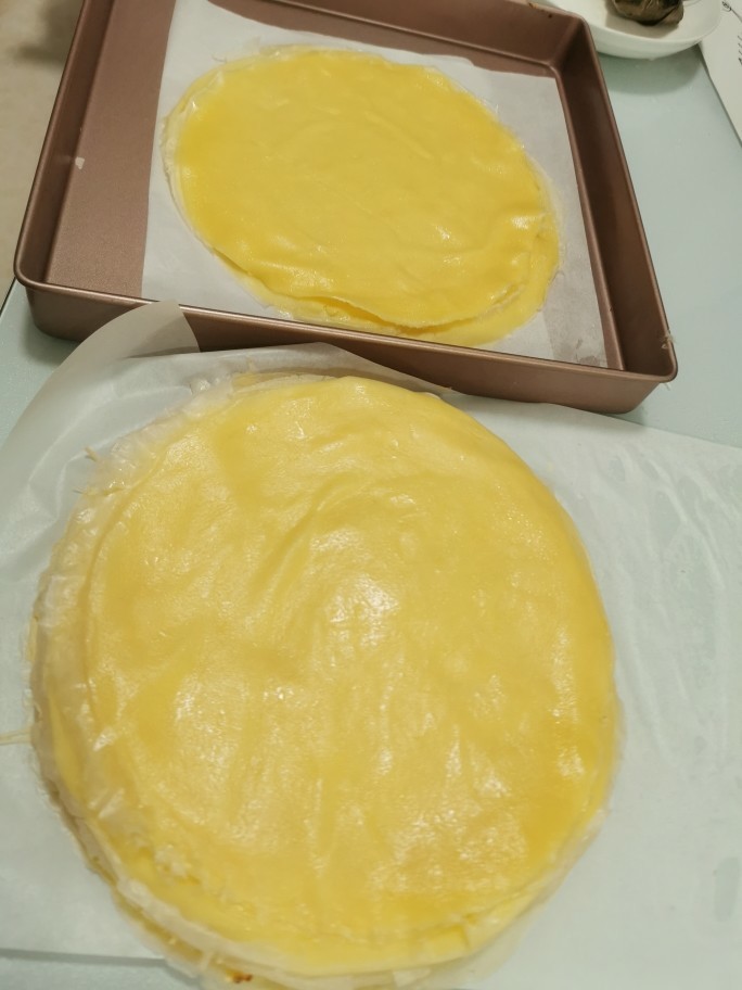 榴莲千层蛋糕,煎好的蛋皮,下面要铺一张防沾油纸,不然最下面那张会揭不开,
煎好的蛋皮可以叠在一起不会粘在一起的