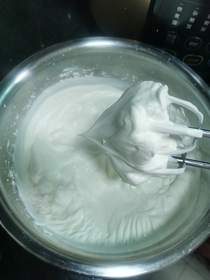 榴莲千层蛋糕,接下来准备馅料啦
细砂糖分两次加入奶油里中速打发,打发至提起打蛋器有明显的直立尖角就可以了,如果提起来还是有湾沟就还要继续打发,
夏天建议把盆放在冰水里打奶油,打奶油之前把盆和打蛋头放冰箱冷藏半小时后擦干水分再加入奶油打,这样更容易打发(这还是我之前在面包店上班师傅教的)