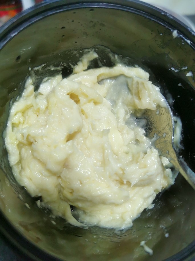 榴莲千层蛋糕,榴莲去核用勺子捣烂,然后把榴莲和奶油混一起搅拌均匀,喜欢吃榴莲的可以多放点,但不要比奶油多,不然切开后千层蛋糕的馅料就会流出来