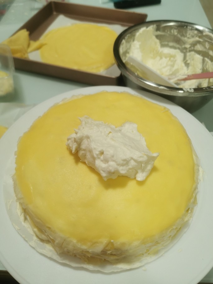 榴莲千层蛋糕,先放一张蛋皮,然后铺一层馅料