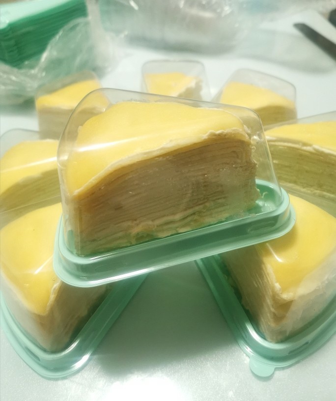 榴莲千层蛋糕,吃不完的可以用盒子装起来放冰箱冷藏,盒子是淘宝上买的