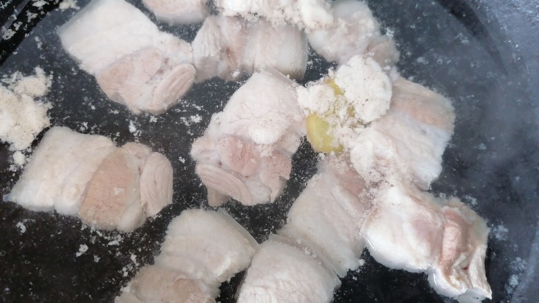 千张红烧肉,煮至沸腾出沫