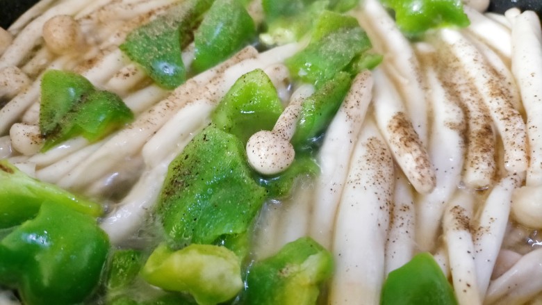 素炒白玉菇,炒的过程中白玉菇会出很多水，再次加少许黑胡椒粉大火收汁，此时可以加少许<a style='color:red;display:inline-block;' href='/shicai/ 756'>鸡精</a>