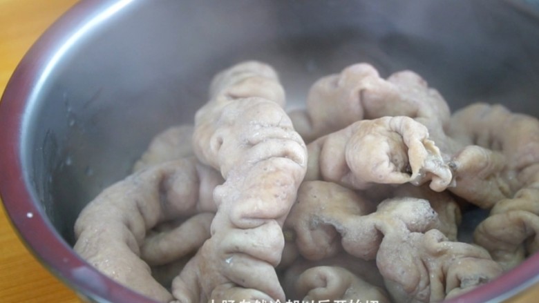 干煸肥肠,煮熟后,捞出冷却后就可以切了,