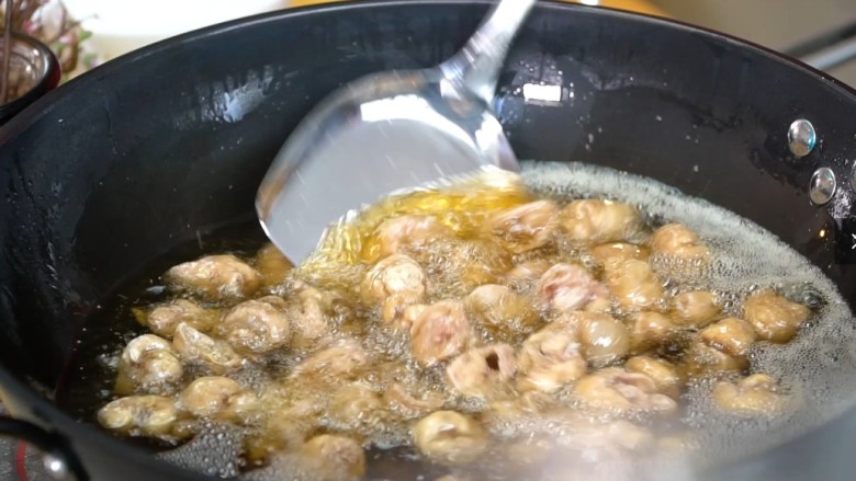 干煸肥肠,起锅热油,油烧至六成热,放入肥肠,炸成黄色。