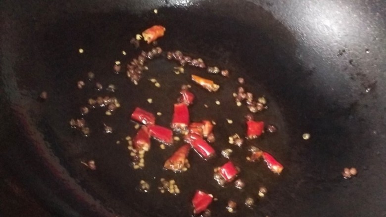 干煸肥肠,锅中剩适量油,炝香花椒,干辣椒