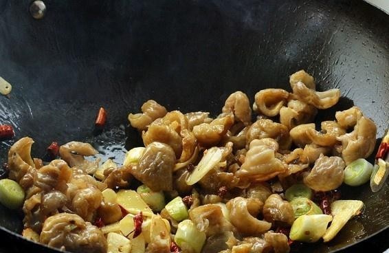 干煸肥肠,放入肥肠,葱姜蒜,翻炒