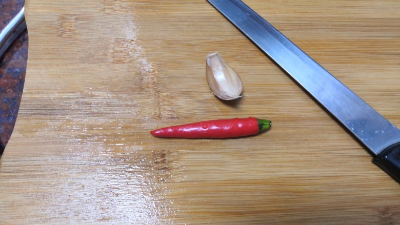 秘制酱汁淋蒸茄子🍆,煮茄子的时间里,我们去做秘制酱汁,需要辣椒蒜