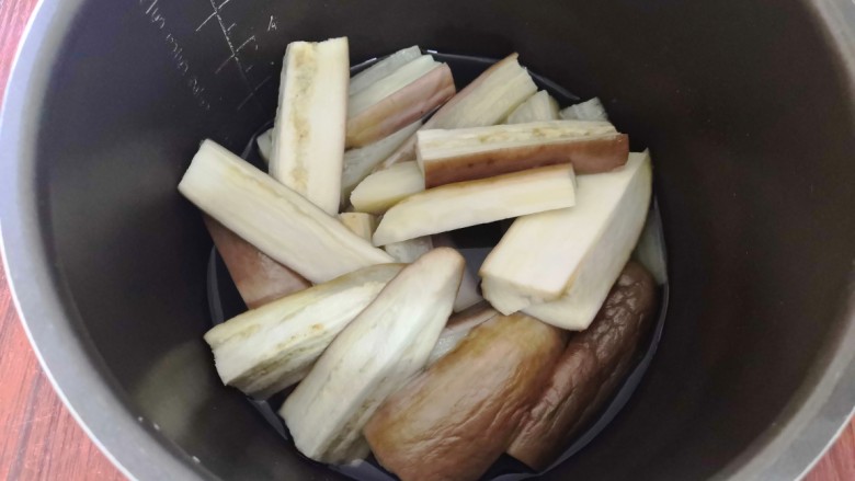 秘制酱汁淋蒸茄子🍆,茄子熟了,从锅里捞起