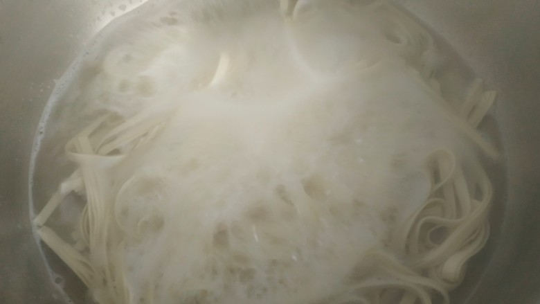 肥肠面,用煮锅放入清水烧开,下入挂面
