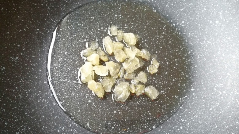 千张红烧肉,炒锅内倒适量的食用油,下入<a style='color:red;display:inline-block;' href='/shicai/ 130180'>黄冰糖</a>。