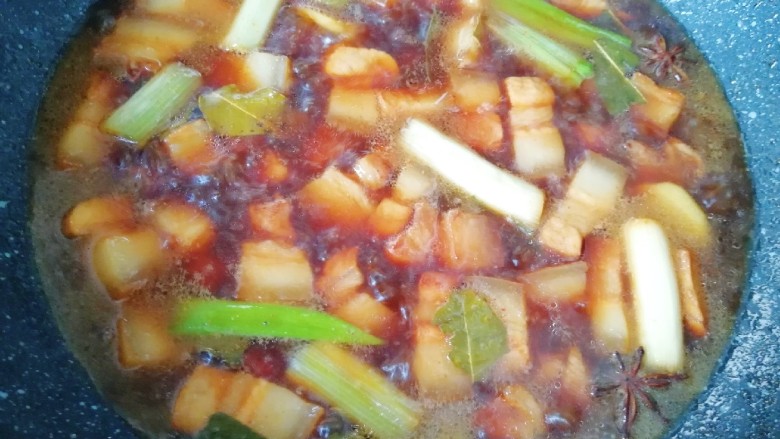 千张红烧肉,放盐和<a style='color:red;display:inline-block;' href='/shicai/ 762'>老抽</a>调味调色,盖上锅盖中小火炖一个小时。