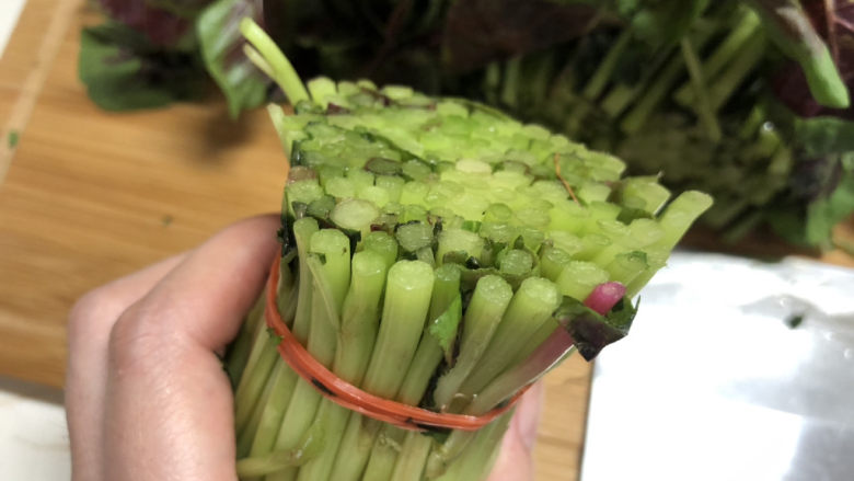 清炒苋菜,根部直接用刀切下来,这部分就不要了