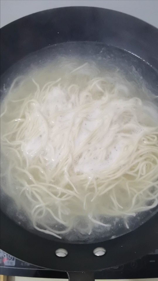 凉拌面,锅烧热,放入<a style='color:red;display:inline-block;' href='/shicai/ 526'>面条</a>