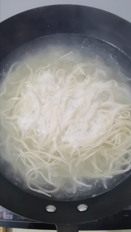 凉拌面,煮制八成熟,捞出过凉