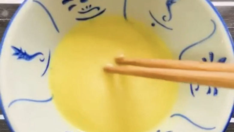 姜撞奶,用筷子搅一下姜汁,姜汁中的淀粉会沉在碗底,得搅动均匀,以免凝固效果变差。