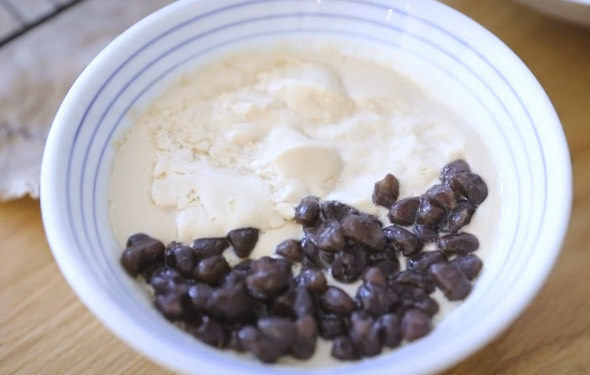 姜撞奶,你可以按照自己的口味加入配料,比如蜜豆,葡萄干、水果之类的。女生吃也可以把砂糖换成红糖,养生效果更好,我更常吃的就是红糖口味。