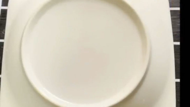 姜撞奶,盖上一个盘子,静止二十分钟,记的一定不要动它