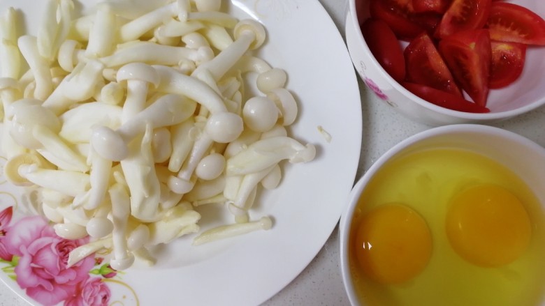 白玉菇炒鸡蛋,控干水捞出,春桃切小块,<a style='color:red;display:inline-block;' href='/shicai/ 9'>鸡蛋</a>加一勺水打散。