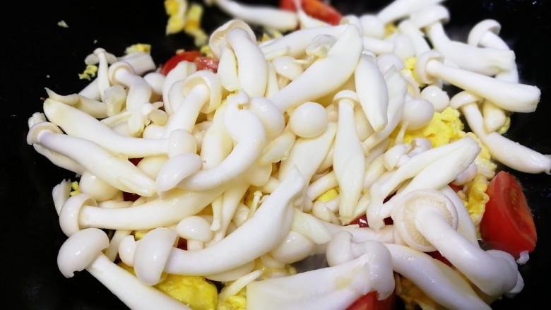 白玉菇炒鸡蛋,放入白玉菇。