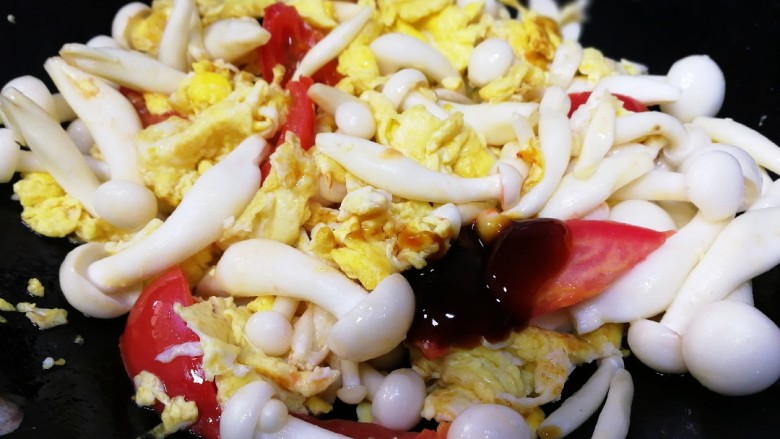 白玉菇炒鸡蛋,放一勺<a style='color:red;display:inline-block;' href='/shicai/ 721'>蚝油</a>,提鲜。