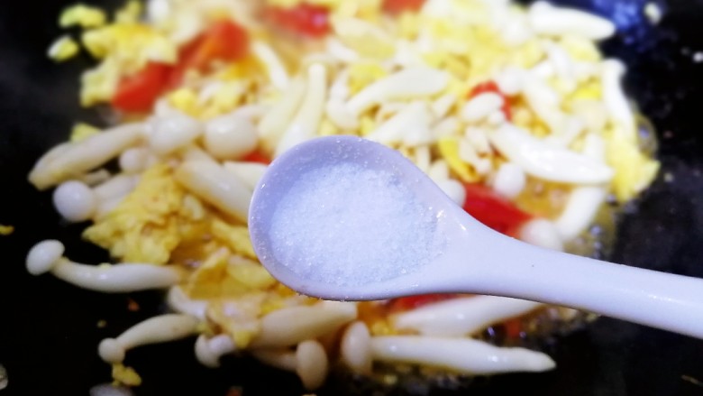 白玉菇炒鸡蛋,出锅前放一小勺盐,炒匀即可。