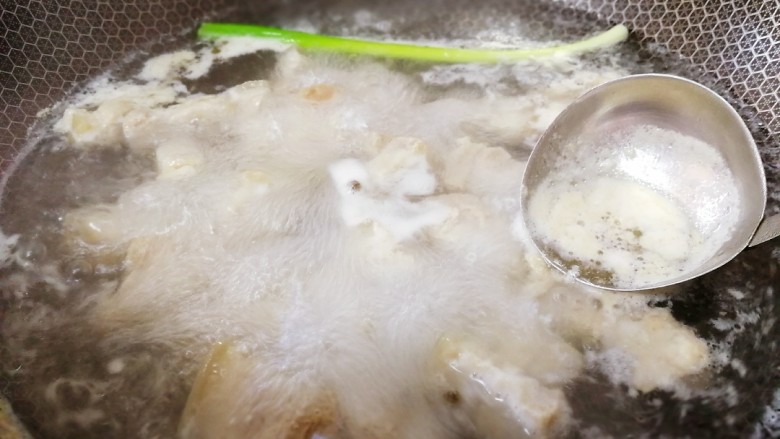 千张红烧肉,水开大火焯5分钟,撇去浮沫。
