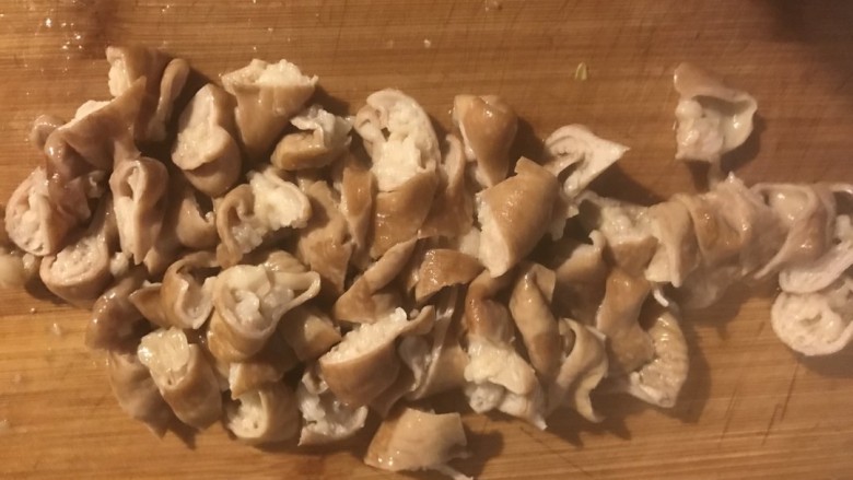 干煸肥肠,煮熟的肥肠,放凉后,切成滚刀块儿。