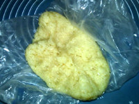 红糖糍粑,倒在保鲜袋上,趁热压揉成团