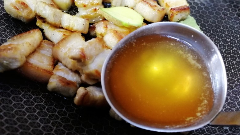 千张红烧肉,放入<a style='color:red;display:inline-block;' href='/shicai/ 718'>料酒</a>(两大勺),烹香去腥。