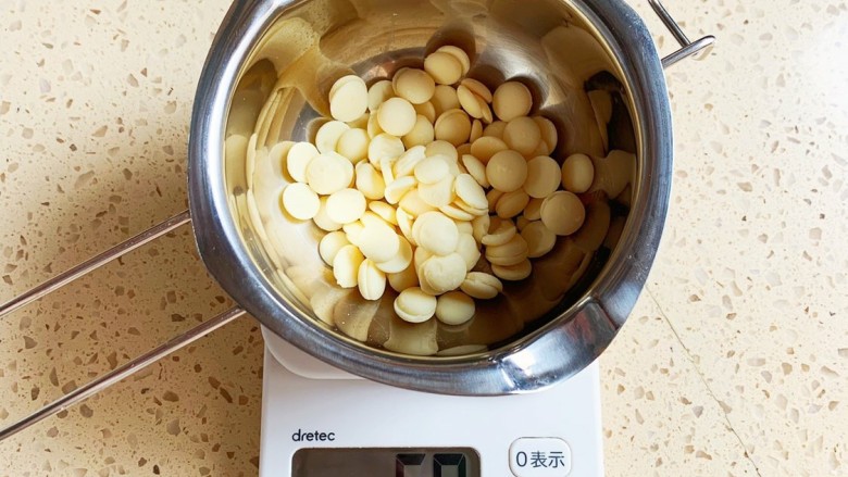 抹茶千层蛋糕,面糊静置的时候可以制作白巧克力奶油馅,没有白巧克力可以用细砂糖代替,白巧克力更香哦,