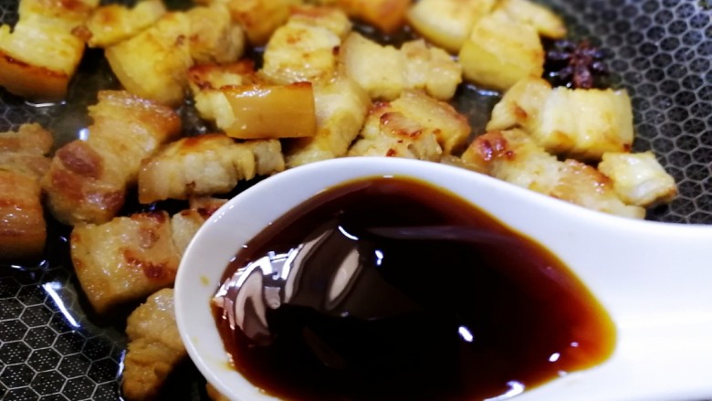 千张红烧肉,一勺<a style='color:red;display:inline-block;' href='/shicai/ 721'>蚝油</a>,炒匀。