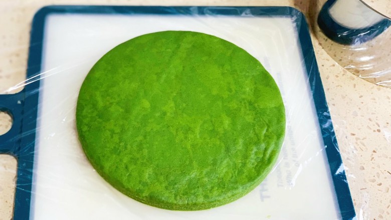 抹茶千层蛋糕,放凉的饼皮用六寸的慕斯截去多余的边,盖上保鲜膜备用