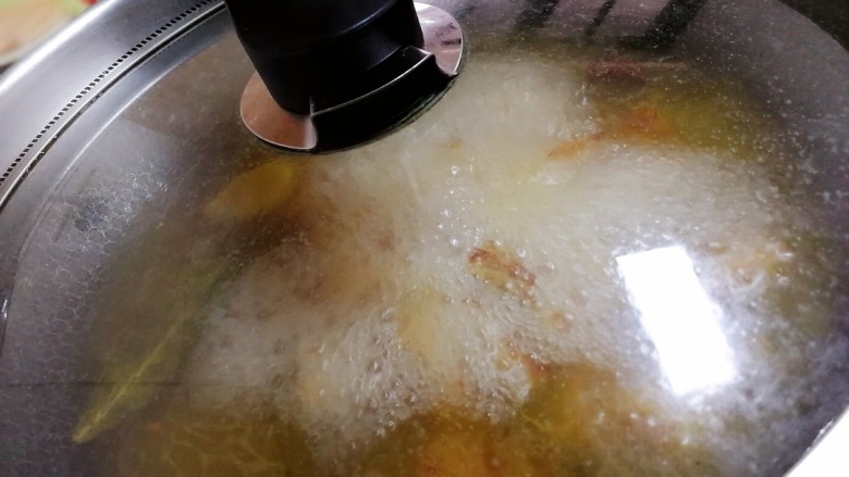 千张红烧肉,水开盖上锅盖,小火慢炖。