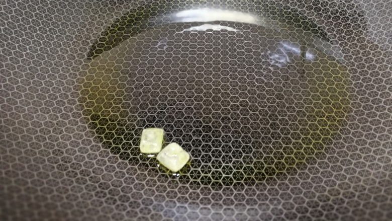 千张红烧肉,热锅倒入少量的油(五花肉炒的时候还会出油),放入冰糖。