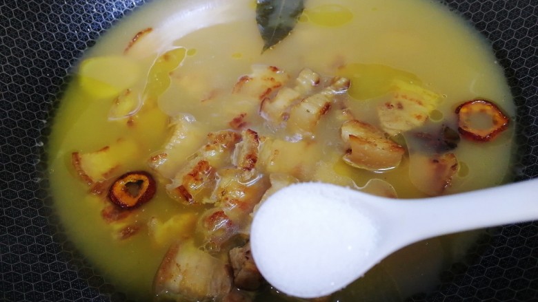 千张红烧肉,小火慢炖30分钟后,放一小勺盐,放山楂圈,盖上盖子小火再慢炖20分钟。