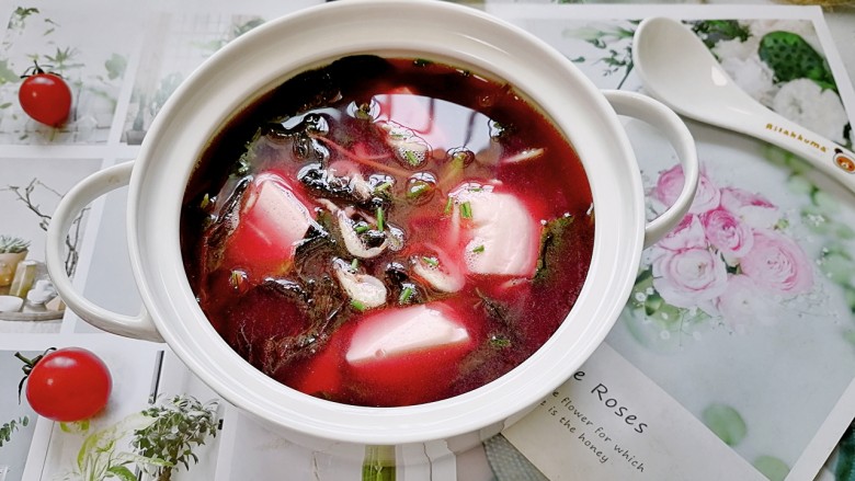 苋菜豆腐汤,拍上成品图,一道美味又营养的苋菜豆腐汤就完成了。